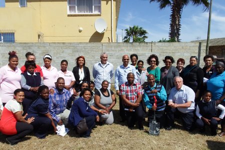 Die groot groep teenwoordigers tydens die sooispit-seremomie vir Ikamva se nuwe sentrum